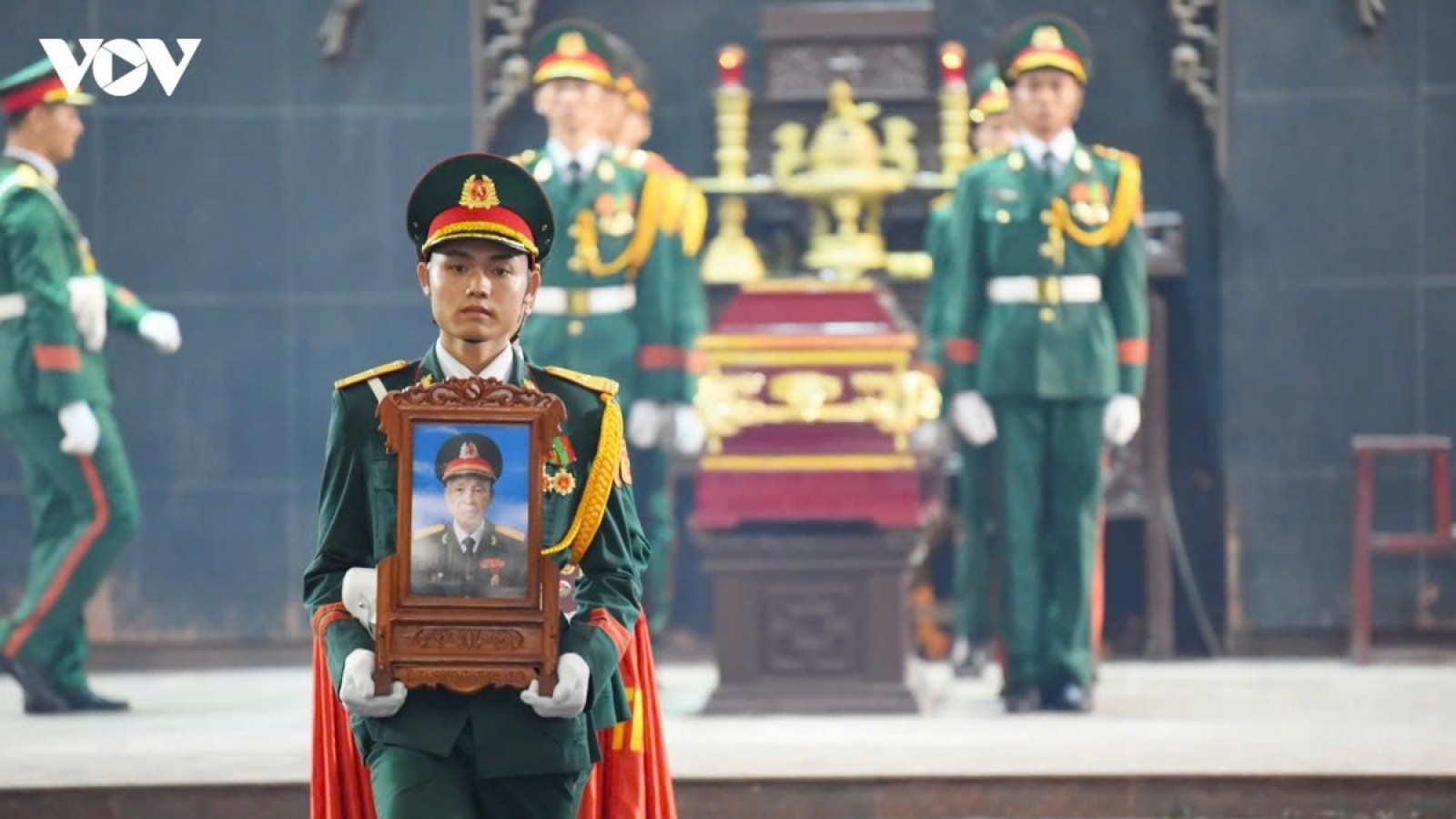 Người thân, đồng đội tiễn biệt Anh hùng LLVTND La Văn Cầu